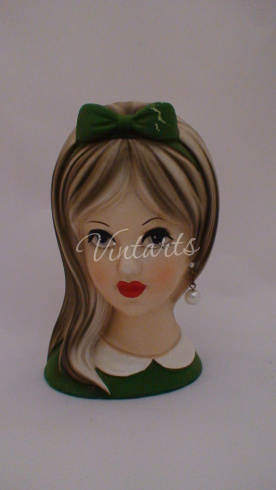 Фигурка «Девушка в зеленом платье»